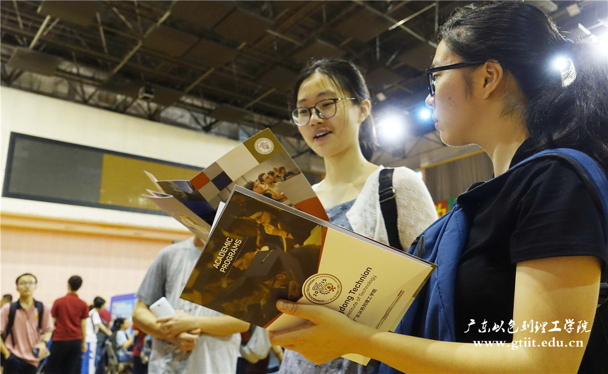 图为汕头大学2017年招生咨询日(本报记者 方淦明 摄) (10).jpg 图为汕头大学2017年招生咨询日(本报记者 方淦明 摄) (10).jpg