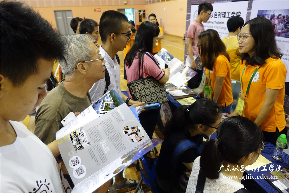 图为汕头大学2017年招生咨询日(本报记者 方淦明 摄) (11).jpg 图为汕头大学2017年招生咨询日(本报记者 方淦明 摄) (11).jpg