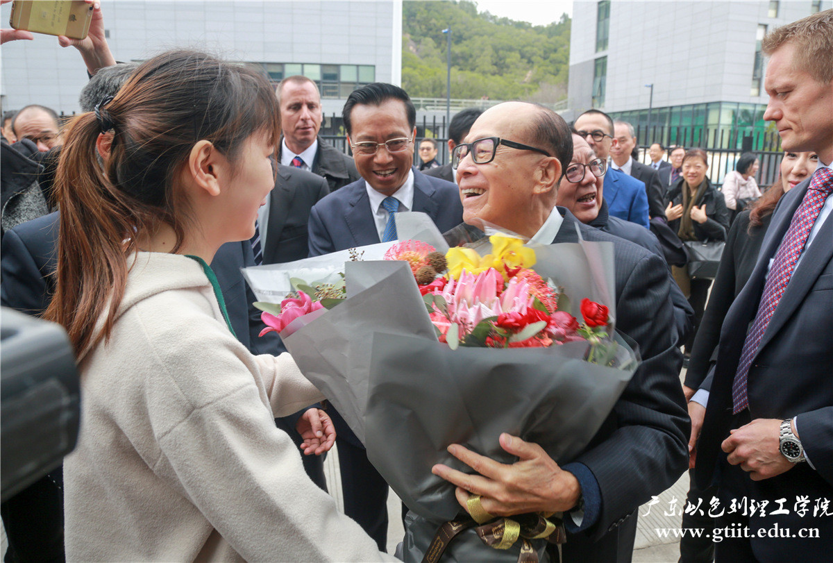 李嘉诚先生抵达广以受到了学生们的热烈欢迎。陈史摄。20171217_0030.jpg 李嘉诚先生抵达广以受到了学生们的热烈欢迎。陈史摄。20171217_0030.jpg