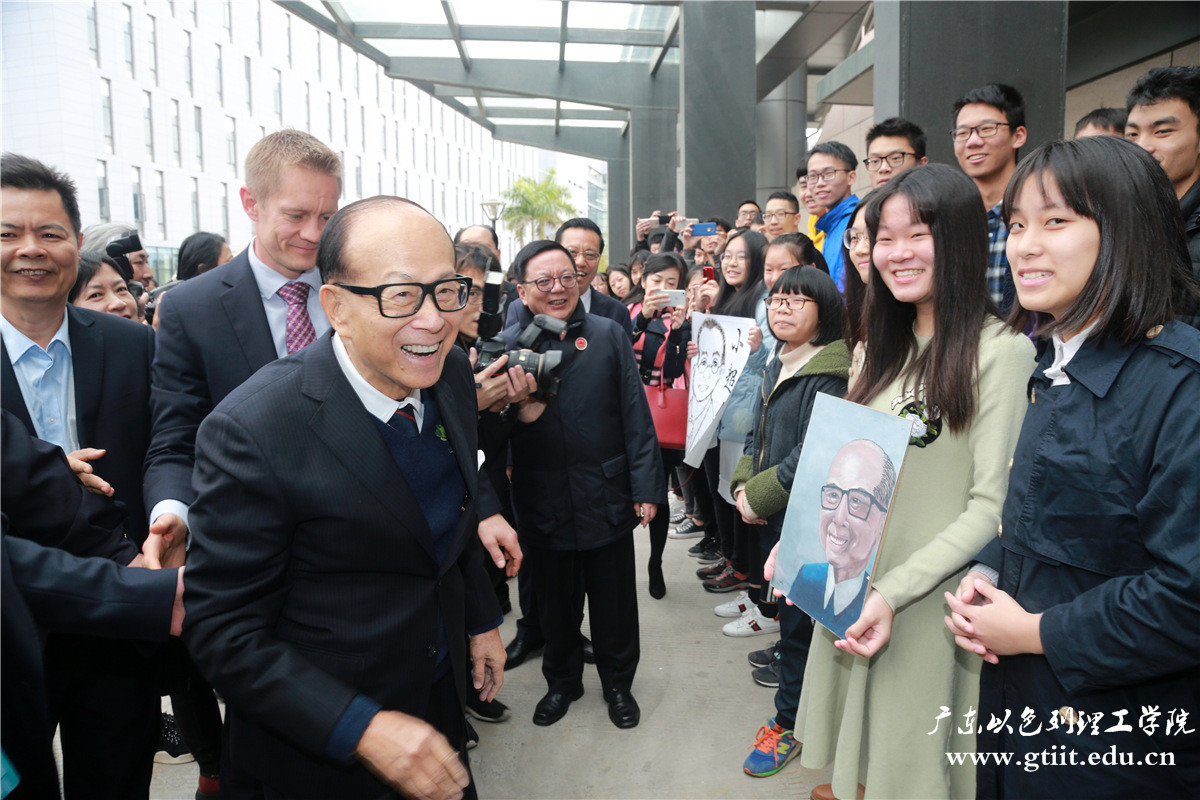 李嘉诚先生抵达广以受到了学生们的热烈欢迎。陈史摄。20171217_0033.jpg 李嘉诚先生抵达广以受到了学生们的热烈欢迎。陈史摄。20171217_0033.jpg