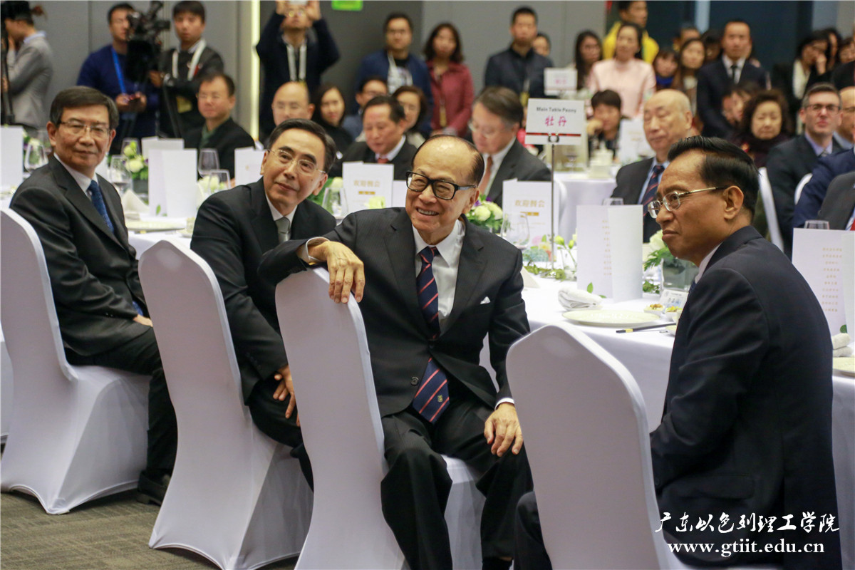 12月17日,欢迎餐会上朱小丹、李嘉诚等嘉宾聆听嘉宾发言。陈史摄。20171217_0037.jpg 12月17日,欢迎餐会上朱小丹、李嘉诚等嘉宾聆听嘉宾发言。陈史摄。20171217_0037.jpg