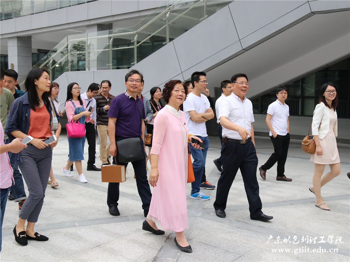 陈校助带领参观.jpg 陈校助带领参观.jpg