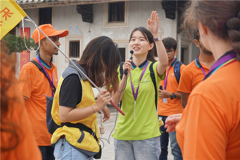 2 担当随行翻译的志愿者给大家介绍景点.JPG